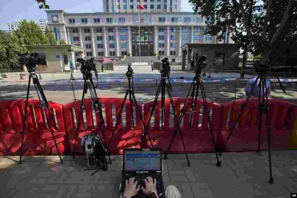 数万港人连续第3天通宵留守金钟中环(美国之音图片/海彦拍摄)
