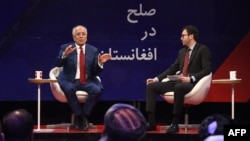 Utusan Khusus AS untuk Perdamaian dan Rekonsiliasi Afghanistan, Zalmay Khalilzad (kiri), berbicara dalam sebuah forum bersama Direktur TOLO news, Lotfullah Najafizada, di stasiun TV Tolo di Kabul, 28 April 2019.
