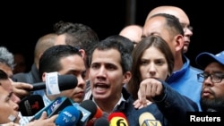 លោក Juan Guaido ថ្លែង​ទៅ​កាន់​សារព័ត៌មាន នៅ​ក្នុង​ក្រុង Caracas ប្រទេស​វ៉េណេស៊ុយអេឡា កាលពី​ថ្ងៃទី២៧ ខែមករា ឆ្នាំ២០១៩។