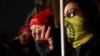 Gregory Purdy, flanqueado por un miembro de los Proud Boys que hace el gesto de "OK" tras ser liberado del Centro de Detención Central de DC después del indulto del presidente de EEUU, Donald Trump, a casi todos los acusados ​​​​en el ataque del 6 de enero de 2021 al Capitolio.