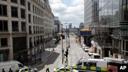 Des policiers patrouillent sur le London Bridge à Londres, 4 juin 2017.