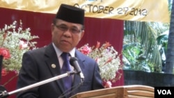 Moro Islamic Liberation Front Chairman Al Haj Murad Ebrahim holds a rare press conference at Camp Darapanan, Philippines, October 27, 2012. (Simone Orendain/VOA)