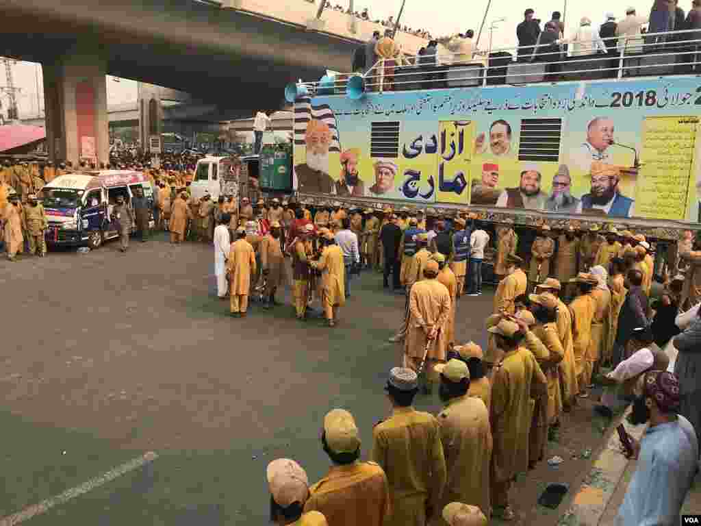 انصار الاسلام الیکشن کمیشن آف پاکستان میں جے یو آئی کی ذیلی تنظیم کے طور پر باقاعدہ رجسٹر بھی ہے۔