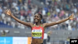 Beatrice Chepkoech célèbre sa victoire sur 3000m Steeple aux Mondiaux de Doha, Qatar, le 30 septembre 2019. 