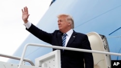 ប្រធានាធិបតី​អាមេរិក​លោក Donald Trump ឡើង​​យន្តហោះ​ Air Force One នៅ​បន្ទាយ​កងកម្លាំង​អាកាស Andrews Air Force Base រដ្ឋ Maryland កាល​ពី​ថ្ងៃទី ០៤ ឧសភា ២០១៦។