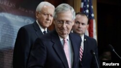 Le chef de la majorité au Sénat américain, Mitch McConnell, avec les sénateurs Orrin Hatch (à gauche) et le sénateur Mike Lee (à droite) pour discuter de l'enquête du FBI sur les accusations contre le juge Brett Kavanaugh à Washington, États-Unis 4 octobre 2018. 