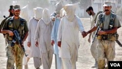 Pasukan keamanan Pakistan dituduh masih sering melakukan eksekusi tawanan politik tanpa proses hukum, seperti terhadap para tawanan Taliban.