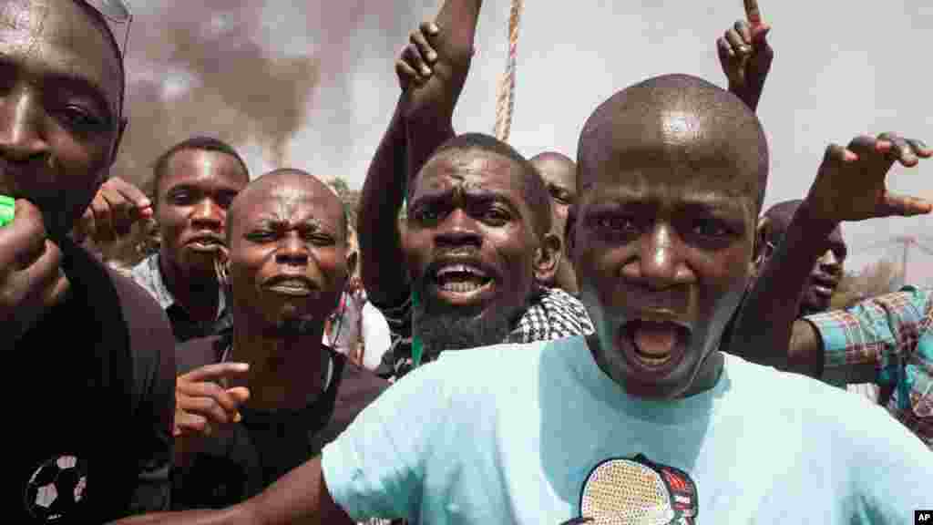 Une foule manifeste après le coup d'Etat à Ouagadougou, Burkina Faso, 17 septembre 2015.