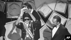 Michael Jackson et Quincy Jones en 1984 aux Grammy Awards