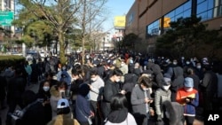 南韓大邱市排隊等待購買口罩的人潮(資料照片)