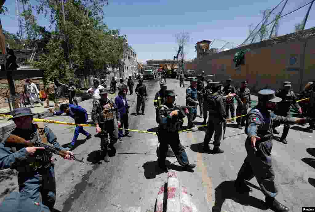 Yan sandan kasar Afghanistan na shigaba da bincike bayan fashewar bam a babban birnin dake Kabul, Afghanistan, ranar Laraba 31 ga watan Mayu, shekarar 2017. 