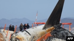 Penyelidik dari Korea Selatan dan Amerika Serikat memeriksa lokasi jatuhnya pesawat Boeing 737-800 Jeju Air dan terbakar di Bandara Internasional Muan, di Muan, Korea Selatan, 31 Desember 2024.
