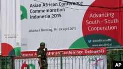 Seorang tentara Indonesia berdiri di luar lokasi Konferensi Asia Afrika di Jakarta, Indonesia, 19 April 2015.