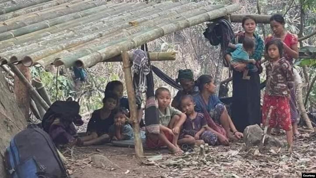 မြန်မာနိုင်ငံတွင်း စစ်ဘေးကြောင့် နေရပ်စွန့်ခွါထွက်ပြေးနေကြရသူများ။ 