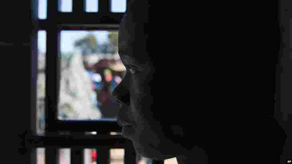 Un enfant regarde de l'intérieur d’un magasin appartenant à un immigrant pillé par un groupe de Xénophobes jeudi 16 avril à Germiston, près de Johannesbourg.