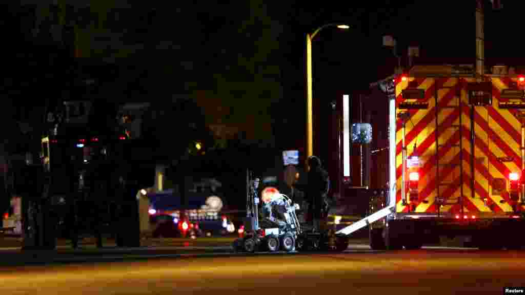 Des policiers et leurs véhicules se déploient dans la rue Redlands, près de la maison de l'un des suspects de la fusillade de San Bernardino, 2 décembre 2015.