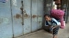 Perempuan buruh angkut di pasar di Solo. (VOA/Yudha Satriawan) 