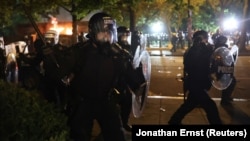 Policija u akciji protiv demonstranata u Vašingtonu, nedaleko od Bijele kuće, 31. maja 2020. (REUTERS/Jonathan Ernst)