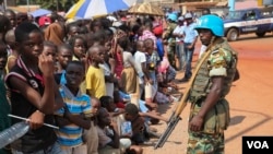 Un Casque bleu devant la foule, lors de la visite du pape François à Bangui, Cantrafrique, 29 novembre 2015 (VOA/C. Stein).