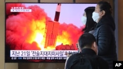 29일 한국 서울역에 설치된 TV에서 북한의 미사일 발사 관련 소식이 나오고 있다.