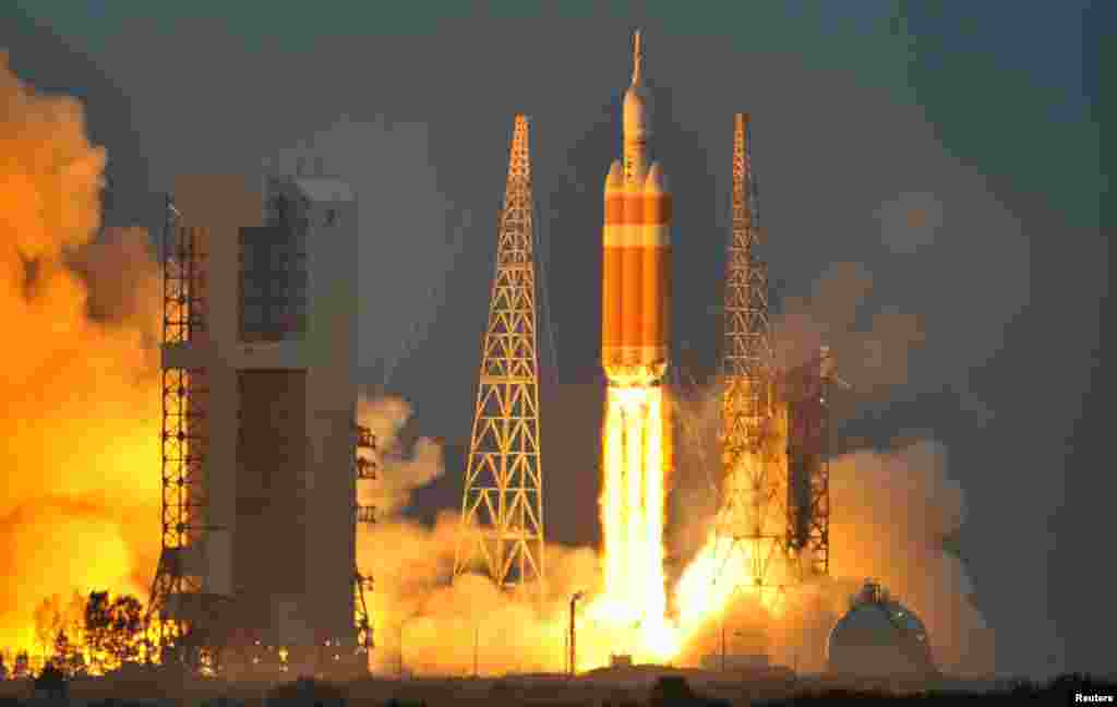 La fusée Delta IV Heavy décolle avec le vaisseau spatial Orion de la station de Cap Canaveral Air Force à Cap Canaveral, en Floride, le 5 décembre 2014.