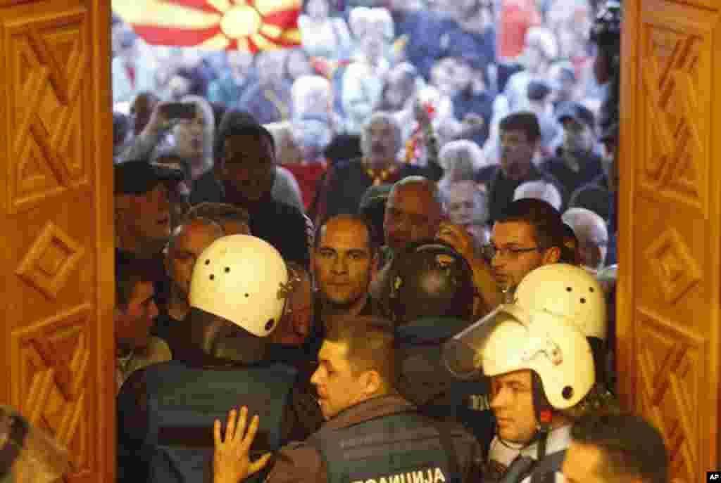 Lokacin da 'Yan sanda suka hana masu zanga zanga shiga ofishin 'yan Majalisa dake Skopje, Macedonia ranar 27 ga watan Afrilu shekarar 2017.
