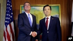 美國國防部長卡特與南韓國防部長韓民求在新加坡召開的亞洲最大年度安全論壇--香格里拉對話會議期間會晤（2016年6月4日）
