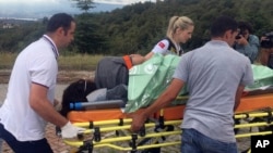 Des infirmiers turcs transportent un survivant d'un navire qui a chaviré dans un hôpital de Kocaeli, en Turquie, le 22 septembre 2017.