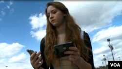 Une jeune fille avec un téléphone portable (photo d'illustration).