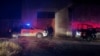 Vehículos y agentes policiales fuera del lugar donde un grupo armado abrió fuego a participantes de una fiesta en Salvatierra, Guanajuato.