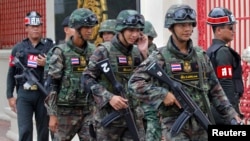 Para anggota militer Thailand melakukan patroli di Bangkok (foto: ilustrasi). Militer Thailand diguncang kematian kadet Pakapong Tanyakan (18 tahun) yang tewas mengenaskan. 