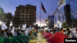 Los bolivianos buscan el camino a pacificar el país, aunque en las últimas horas hubo enfrentamientos entre fuerzas del orden y manifestantes en El Alto, Departamento de La Paz.