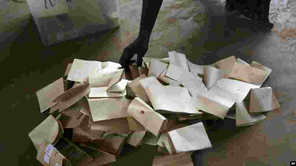 Dépouillement des bulletins de vote après fermeture des bureaux au second tour de l'élection présidentielle à Bangui, République centrafricaine, 14 février 2016.