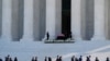 El féretro de la jueza Ruth Bader Ginsburg yace bajo e pórtico de la Corte Suprema en Washington el miércoles, 23 de septiembre de 2020.