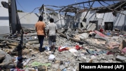 Pusat penahanan migran di Tajoura, sebelah timur Tripoli, Libya yang terkena serangan udara dalam pertempuran 3 Juli 2019 lalu (foto: dok). 