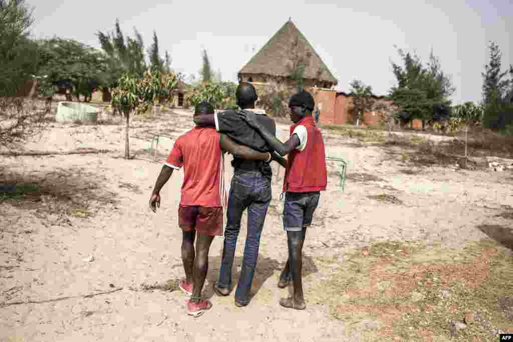 Un jeune sans-abri se fait transporter en zone de quarantaine, dans un refuge pour enfants de rue nouvellement arrivés à l'extérieur de Dakar, le 10 avril 2020.