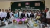 តំណាង​ម្ចាស់​រោងចក្រ តំណាង​រាជរដ្ឋាភិបាល និង​សហជីព​តំណាង​កម្មករ​ថតរូប​ជុំ​គ្នា​ ក្នុង​កិច្ចបញ្ចប់​នៃ​ការចរចា​រវាង​ក្រុម​បច្ចេកទេស​ត្រីភាគី​ស្តីអំពី​ការចរចា​ការដំឡើង​ប្រាក់ឈ្នួល​កម្មករ​រោងចក្រ​សម្រាប់​ឆ្នាំ២០១៧ នៅ​ថ្ងៃពុធ ទី២៨ ខែកញ្ញា ឆ្នាំ២០១៦។ (ខាន់ សុគុំមនោ/VOA)
