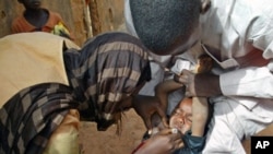 Wasu maikatan gwanati suna ba dan jariri maganin cutar Polio