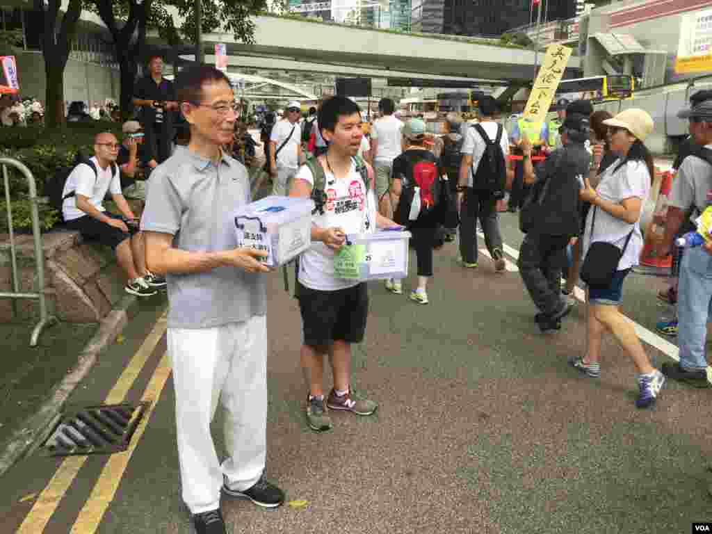 數萬港人參加七一大游行誓言守護香港(美國之音海彥拍攝)
