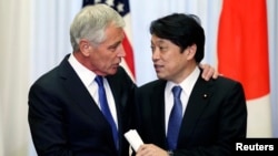 Menhn AS Chuck Hagel (kiri) dan Menhan Jepang Itsunori Onodera dalam pertemuan di Tokyo (5/4). 