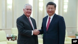 中国国家主席习近平在北京人民大会堂会晤到访的美国国务卿蒂勒森。(2017年9月30日)