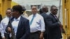 Agentes de seguridad armados escoltan al primer ministro haitiano Garry Conille mientras visita el Hospital General en Puerto Príncipe, Haití, martes 9 de julio de 2024.
