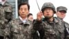 한민구 한국 국방장관(왼쪽)이 4일 중동부 전선의 최전방 부대를 방문해 군사대비태세를 점검하고 있다.