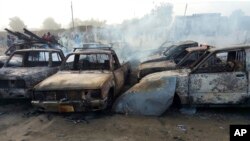 Des voitures brûlées après une attaque dans un parking à Maiduguri, au Nigeria, vendredi 17 février 2017.