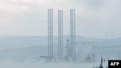 Oxotsk dənizində Rusiyanın neft platforması batıb