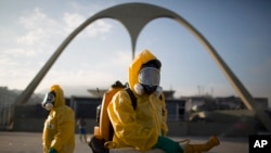 Petugas kesehatan menyemprotkan insektisida untuk memberantas nyamuk Aedes aegypti yang menyebarkan virus Zika, di Sambadrome, Rio de Janeiro, Brazil (26/1). (AP/Leo Correa)