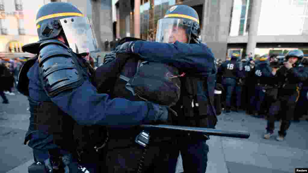 Des CRS arrêtent des protestants dans les rues de Paris, le 23 avril 2017.