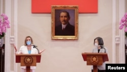 Spika wa baraza la wawakilishi la Marekani, Nancy Pelosi akiwa na rais wa Taiwan, Tsai Ing-wen.