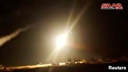 Misil yang mengenai sasaran di udara saat diluncurkan oleh militer Suriah di Homs, Suriah, 1 Juli 2019. (Foto: SANA via Reuters/ videograb)