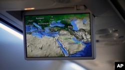이스라엘의 엘알 항공기가 아랍에미리트(UAE)의 수도 아부다비를 향한 직항 노선이 화면에 보인다. 사우디 아라비아는 지난달 2일 이스라엘 국적기의 영공 통과를 허용했다고 밝혔다. 